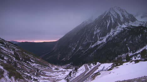 Langsamer-Filmischer-Zoom-Auf-Schneebedeckte-Berge-In-Den-Pyrenäen