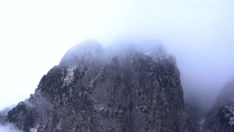 Niebla-Brumosa-En-La-Cima-De-Los-Alpes-Albaneses-Que-Cubren-El-Pico-De-La-Alta-Montaña-En-Invierno,-Lapso-De-Tiempo
