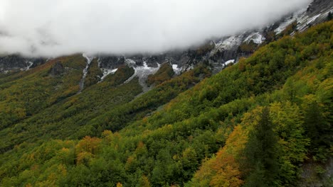 Paisaje-Otoñal-En-Los-Alpes-Con-Altas-Montañas-Y-Bosques-Coloridos-Cubiertos-De-Niebla