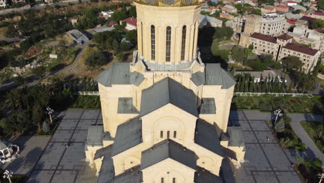 Aufschlussreiche-Aufnahme-Des-Goldenen-Kreuzes-Und-Des-Kuppeldachs-Der-Kirche-Der-Heiligen-Dreifaltigkeit