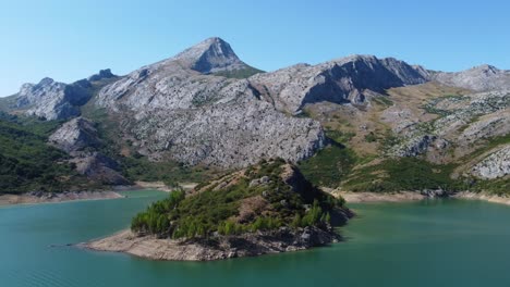Aerial-record-with-drone-in-rotation-of-Lake-Riaño-and-the-mountain-chain-background