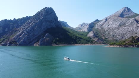 Filmischer-4K-Clip-Eines-Bootes,-Das-Sich-Durch-Das-Kristallblaue-Wasser-Des-Riaño-Sees-In-Castilla-Y-Leon-In-Spanien-Bewegt