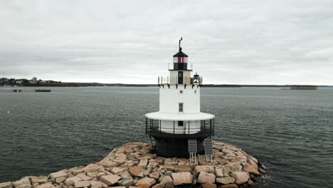Wunderschöne-Oszillierende-Luftaufnahme-Des-Spring-Point-Ledge-Lighthouse-In-Maine,-Fort-Gorges-Im-Hintergrund