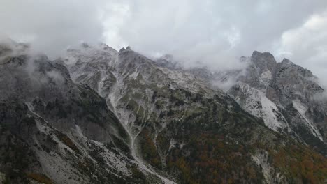 Epische-Berge-Der-Albanischen-Alpen-Mit-Hohen-Gipfeln,-Die-Im-Herbst-Mit-Wolken-Bedeckt-Sind