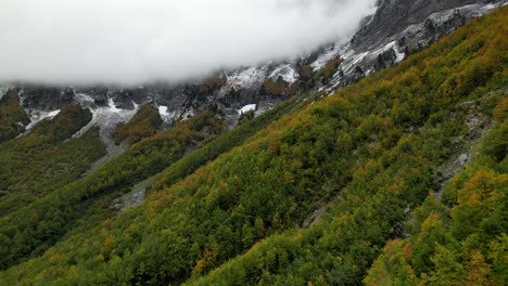 Nebel-Sonnenaufgang-über-Alpen-Bergwald-Am-Herbstmorgen,-Nebliger-Dunst-über-Hohen-Gipfeln
