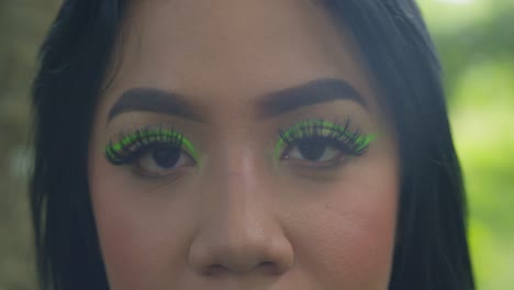 Retrato-épico-De-Una-Joven-Mujer-Latina-Ojos-Con-Maquillaje-Cosmético-Verde