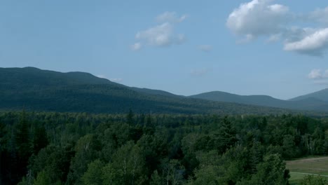 Ein-Langer-Schwenk-Vom-Dach-Eines-Hotels-Mit-Blick-Auf-Die-Weißen-Berge-Von-New-Hampshire