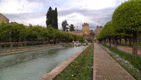 Leere-Gärten-Von-Alcazar-In-Cordoba,-Spanien