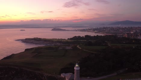 Luftdrohne-Sonnenuntergang-Blick-Auf-Die-Stadt-Santander-Spanien-Nordküste-Meerblick-Fliegen-über-Die-Klippe