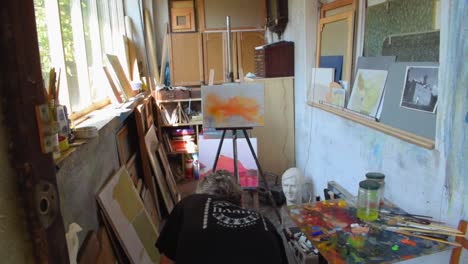 Atelier-Pintura-Artista,-Pintor-Espalda-Total