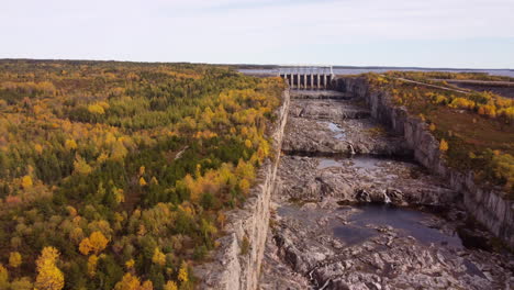 Robert-Bourassa-Planta-De-Energía-Hidroeléctrica-Aliviadero-De-Instalaciones-Generadoras-De-Quebec,-Canadá