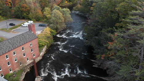 Impresionante-Sobrevuelo-De-Drones-Del-Río-Real-Cerca-Del-Parque-Grist-Mill-En-Yarmouth,-Maine