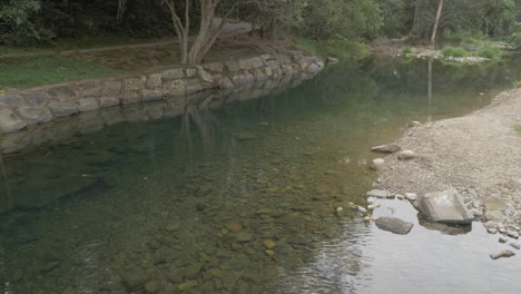Agua-Limpia-Y-Clara-Del-Río-En-El-Bosque---Reserva-Natural-En-Port-Douglas,-Qld,-Australia