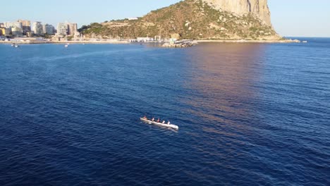 Ein-Athletisches-Sportteam-Auf-Einem-Ruderboot-Segelt-An-Der-Küste-Spaniens-Aufs-Meer-Hinaus