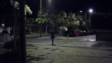 Mujer-Asustada-Caminando-Sola-En-La-Calle-Tarde-En-La-Noche-Después-De-La-Fiesta