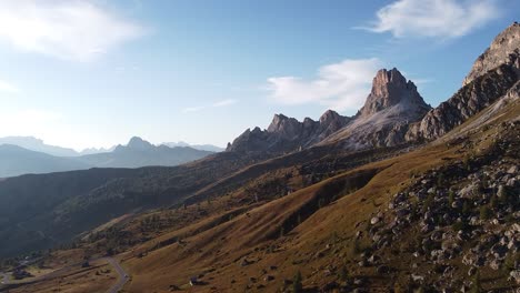 Atemberaubende-Felsgebirgslandschaft-Und-Dolomiten;-Luftaufnahme