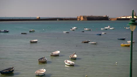Muchos-Pequeños-Barcos-De-Pesca-En-El-Océano-Durante-La-Marea-Alta-En-La-Bahía-De-Cádiz