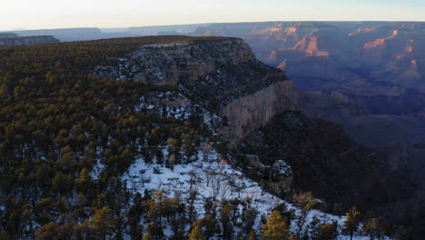 Dichtes-Grün-Im-Winter-über-Den-Bergen-Des-Shoshone-Point-Mit-Dem-Majestätischen-Grand-Canyon,-Usa