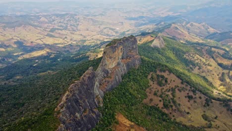 Amplia-Vista-Aérea-Panorámica-De-La-Formación-Rocosa-Pedra-Do-Bau-En-El-área-Del-Parque-Nacional-Mosaico-Mantiqueira-En-Sao-Paulo,-Brasil