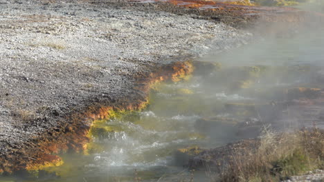 Mineralwasserabfluss-Aus-Heißen-Quellen,-Yellowstone-Nationalpark-Auf-Halbem-Weg-Geysirbecken,-Nahaufnahme