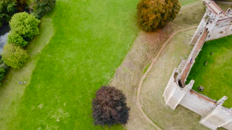 Antenne:-Burgmauer-Von-Framlingham-Mit-Grünem-Rasen-In-Suffolk,-England---Drohnenfahrt