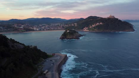 Sonnenuntergang-Luftaufnahme-Der-Stadt-San-Sebastián-Mit-Leuchtturminsel