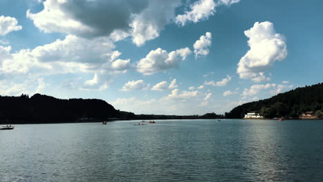 Weite-Sicht-Auf-Die-Touristen,-Die-Das-Bootfahren-Auf-Den-Ruhigen-Gewässern-Des-Größten-Künstlichen-Sees-Von-Pancharevo,-Burgaria,-Mit-Einem-Wunderschönen-Blauen-Wolkenhimmel-Genießen