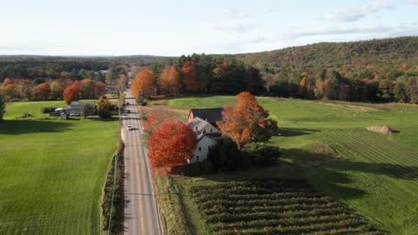 Stunning-oscillating-aerial-shot-of-a-farm-in-Pownal,-Maine-during-Autumn-leaves