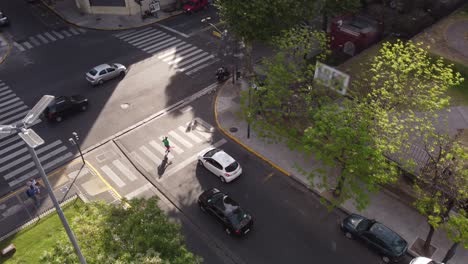 Amüsanter-Straßenjongleur,-Der-Den-Verkehr-In-Buenos-Aires-Argentinien-Stoppt