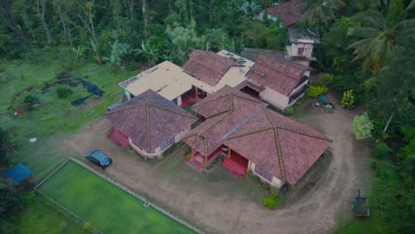 Aufsteigende-Luftaufnahme-Eines-Wohnkomplexes,-Umgeben-Von-Tropischer-Natur-Indiens