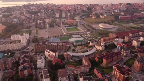 Antenne-Von-Santander-Spanien-Urbanes-Wohnstadtbild-Mit-Dem-Berühmten-Fußballstadion-El-Sardinero-Bei-Sonnenuntergang