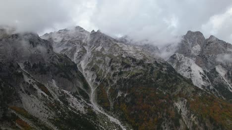 Picos-Montañosos-Cubiertos-De-Nubes-Y-Niebla-En-Otoño,-Paisaje-Cinematográfico-De-Los-Alpes