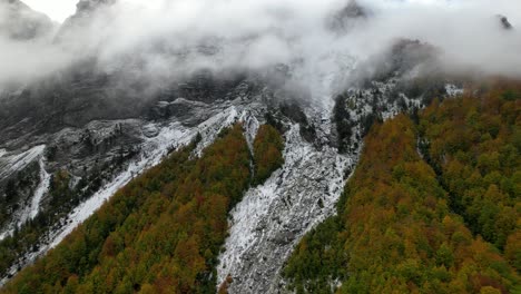La-Niebla-Cubre-El-Pico-Alto-De-La-Montaña-Y-El-Bosque-Colorido-En-Los-Idílicos-Alpes-De-Albania