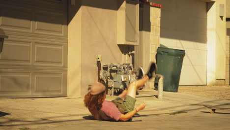 Skater-Junge-Springt-Auf-Pipeline-Und-Fällt-In-Den-Straßen-Von-Los-Angeles-Hin