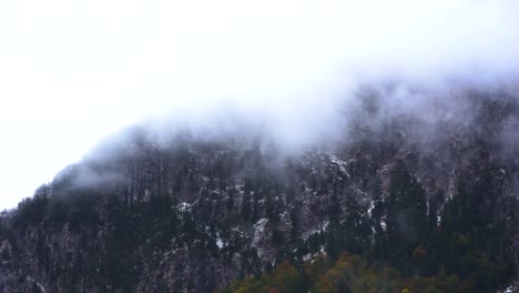 Dramatische-Winterlandschaft-Auf-Hohen-Bergen-Der-Alpen-Im-Nebel,-Zeitraffer