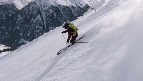Erstaunliche-Skishow-Eines-Jungen-Professionellen-Skifahrers-In-Einem-Skigebiet-In-Den-österreichischen-Alpen