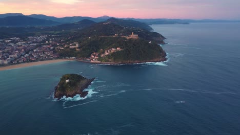 Sunset-view-of-San-Sebastián-Basque-Country,-aerial-footage-of-the-town-on-the-Spanish-coastline