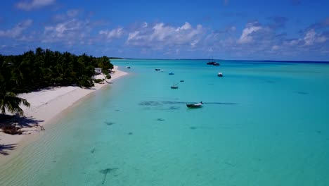 Boote-Verankert-In-Klaren-Gewässern-Der-Malediven,-Keine-Menschen,-Dolly-Aus-Der-Luft-Nach-Vorne-4k