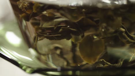Chinesische-Grünteeblätter,-Die-In-Heißem-Wasser-In-Einer-Traditionellen-Glasschale-Aufgegossen-Werden