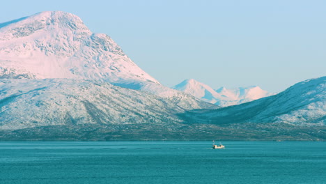 Impresionante-Toma-Cinematográfica-De-Un-Barco-De-Pesca-En-El-Norte-De-Noruega