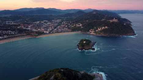Luftaufnahme-Der-Stadt-San-Sebastián-Im-Spanischen-Baskenland-Während-Des-Epischen-Farbenprächtigen-Sonnenuntergangs