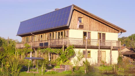 Paneles-Solares-Ecoaldea-Arquitectura-Y-Construcción-Sostenible-En-Sieben-Linden-Ecoaldea-Alemania