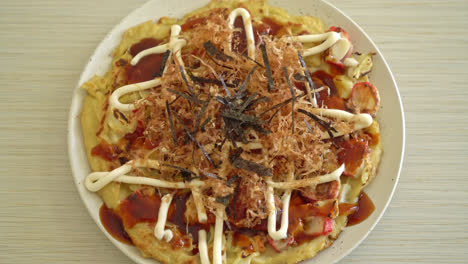 Japanische-Traditionelle-Pizza,-Die-Okonomiyaki-Genannt-Wird---Japanischer-Essensstil