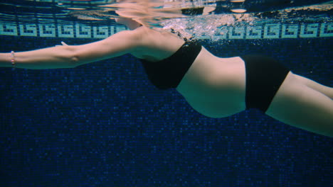 Filmische-Unterwasseraufnahme-Eines-Schwangeren-Brustschwimmens