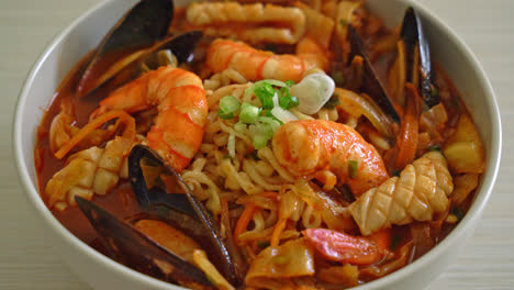 Jjamppong---Koreanische-Nudelsuppe-Mit-Meeresfrüchten---Koreanischer-Essensstil