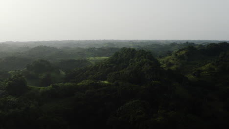 Colinas-Y-Bosques-Vistos-Desde-Arriba-En-El-Parque-Nacional-Los-Haitises,-República-Dominicana---Toma-Aérea-De-Drones