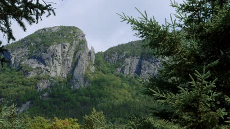 Im-Vordergrund-Liegen-Zwei-Mit-Vegetation-Bedeckte-Granitberge,-Die-Als-Äste-Ein-Gefühl-Von-Tiefe-Erzeugen