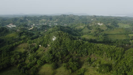 Paisaje-Montañoso-Con-Exuberante-Vegetación-En-El-Parque-Nacional-Los-Haitises-En-República-Dominicana---Toma-Aérea-De-Drones