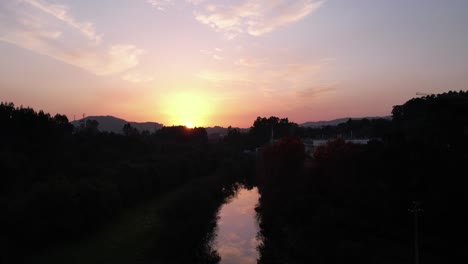 Fliegen-Sie-Bei-Schönem-Sonnenuntergang-über-Dem-Fluss