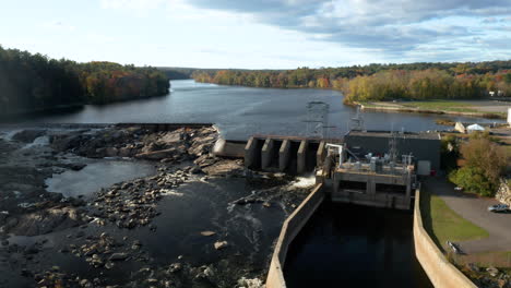 Wunderschöne-Luftaufnahme-Des-Damms-Der-Lissabonfälle-In-Maine